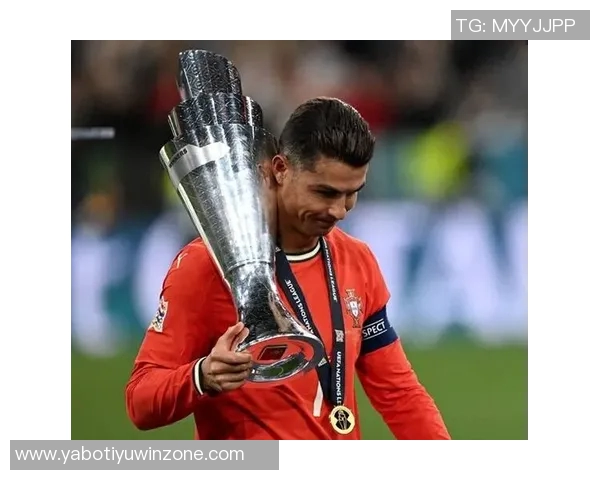 C罗分享最佳中东球员奖杯照感谢所有支持者的陪伴与鼓励